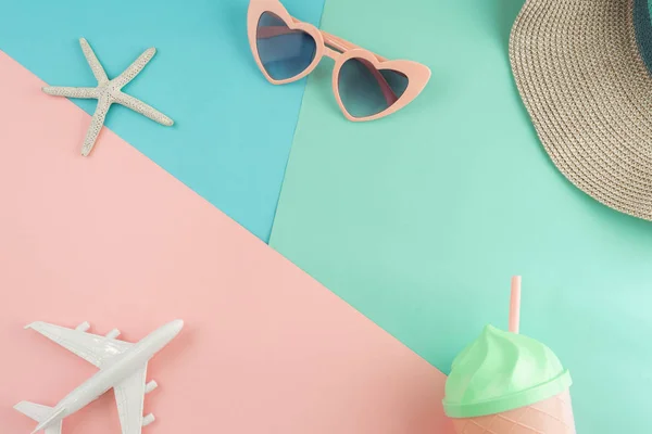 Accesorios para mujer sobre fondo de colores pastel, Summer va — Foto de Stock