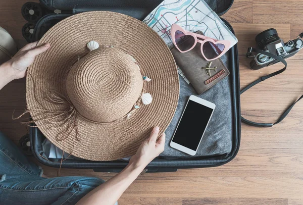 Utazási csomagok ruhával és kiegészítőkkel, Travel Vacation t — Stock Fotó