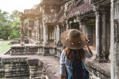 Angkor Wat kompleksi, Khmer archi ziyaret genç kadın gezgin