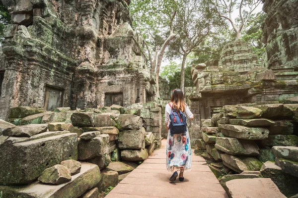 Giovane viaggiatore donna in visita nel tempio di ta prohm ad Angkor Wat — Foto Stock