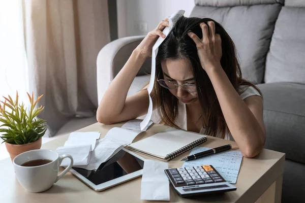 Beklemtoonde jonge vrouw facturen, belastingen, bankrekeningsaldo controleren — Stockfoto