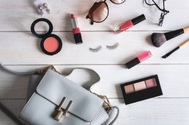 Makyaj ile Kadın aksesuarları, kozmetik, beyaz ahşap fırçalar