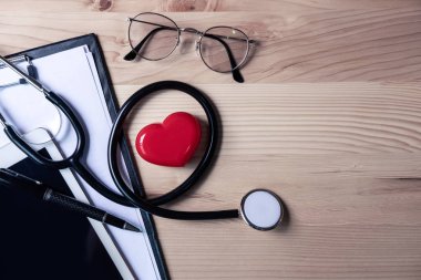 Doktor masasında dosya ve dijital tabletle stetoskop