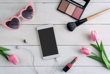 Makyaj, kozmetik, fırça ve akıllı telefon ile kadın aksesuarları
