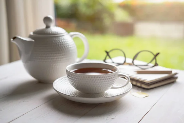 Tazza di tè su tavolo di legno bianco con sfondo naturale — Foto Stock