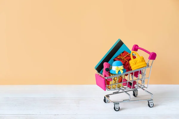 Shopping cart with credit card and woman accessories with copy s — Stock Photo, Image