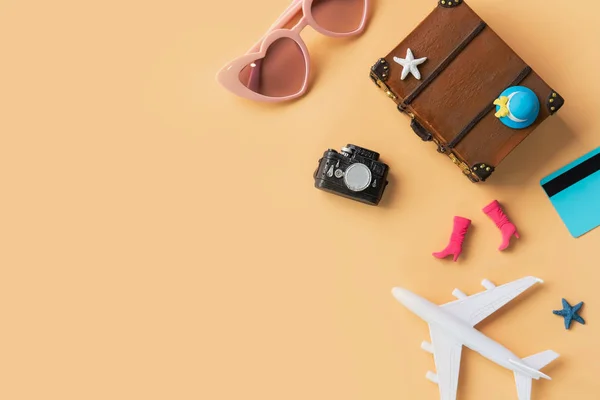 Miniatuur reisaccessoires en items met Kopieer ruimte, Travel c — Stockfoto