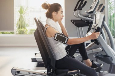 Spor salonundaki genç kadın, spor salonu, yaşam tarzı konsepti.