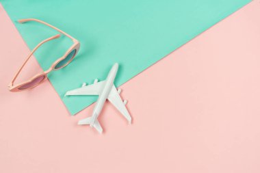 Pastel renkler arka plan üzerinde Kadın aksesuarları öğeleri, Yaz va