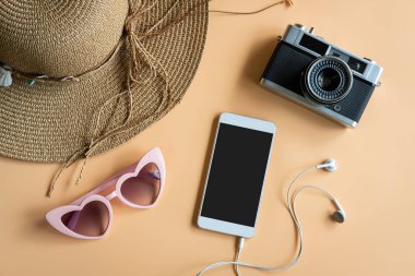 Renkler arka planda akıllı telefon ile Kadın aksesuarları öğeleri