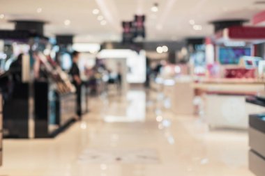 Alışveriş merkezindeki kozmetik bölümünün bulanık görüntüsü
