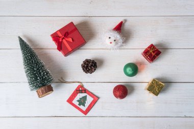 Beyaz ahşap arka plan üzerinde Noel dekorasyonu, Üst görünüm