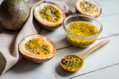 Beyaz ahşap zemin üzerinde Passion fruit