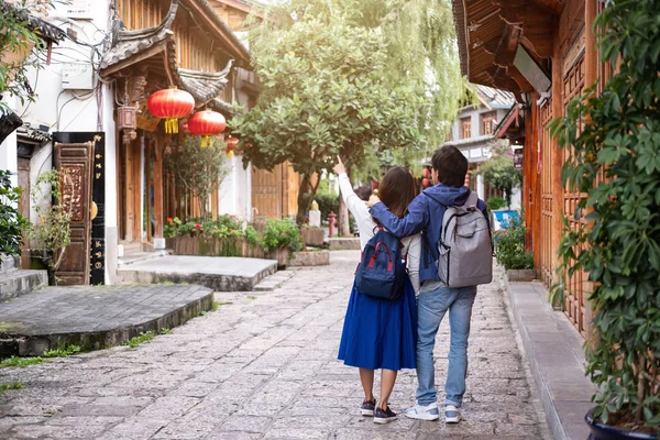 Jovem casal viajante andando na cidade velha de Lijiang — Fotografia de Stock