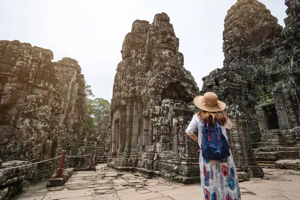 O tânără călătoare vizitează templul Bayon din Angkor Wat — Fotografie, imagine de stoc