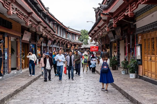 Lijiang, Çin - 18 Eylül 2018: Turist yürüyüşü