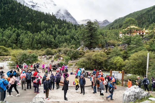 Kimliği belirsiz turistler Yading ulusal rezerv, Daochen yürüyüş