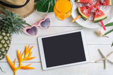 Aksesuarlar öğeleri ve tropikal meyve ile kadınların rahat giysiler