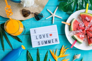 Aksesuarlar öğeleri ve tropikal meyve ile kadınların rahat giysiler