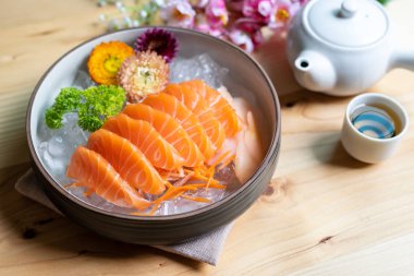 Somon sashimi dilim taze çay ile buz üzerinde hizmet, Japon tarzı