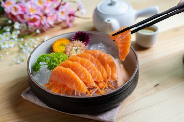 Somon sashimi dilim taze çay ile buz üzerinde hizmet, Japon tarzı