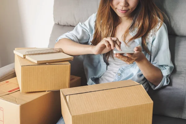 Joven mujer asiática trabajando negocio en línea mediante el uso de teléfono inteligente — Foto de Stock