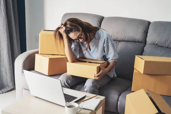 Stresszes és frusztrált ázsiai üzleti nő gazdaság fejét Han — Stock Fotó