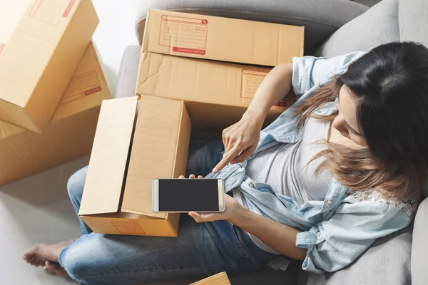 Joven mujer asiática trabajando negocio en línea mediante el uso de teléfono inteligente — Foto de Stock