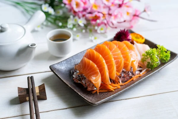 Salmão sashimi fatia fresca servir no gelo com chá, estilo japonês — Fotografia de Stock