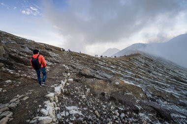 Genç travler krater Mavi Göl Kawah Ijen'de, Endonezya arıyorsunuz