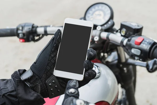 Motosiklet sürme ve akıllı telefon tutarak motorcu — Stok fotoğraf