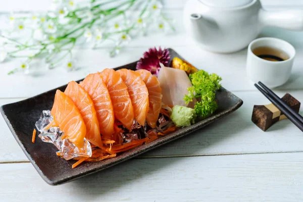 Somon sashimi felie proaspăt servi pe gheață cu ceai, stil japonez — Fotografie, imagine de stoc