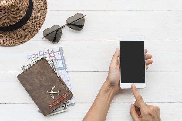 여권과 지도가 있는 스마트폰을 들고 있는 여행자, 여행 콘스 — 스톡 사진