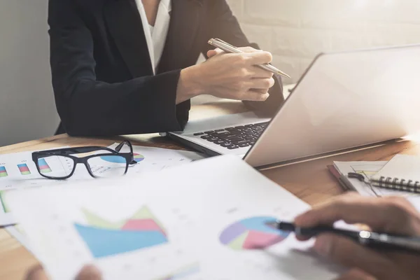 Mitarbeiterteam Brainstorming und Besprechung zur Diskussion und Analyse — Stockfoto