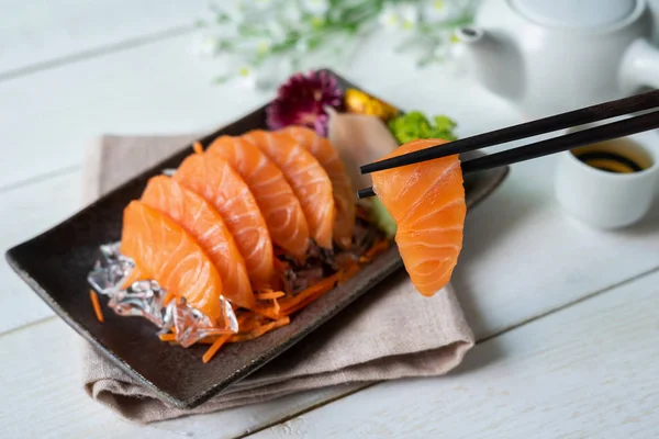 サーモンの刺身は、お茶と氷の新鮮なサーブ、日本のスタイル — ストック写真