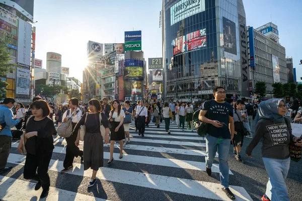 Menigten van mensen die weg kruisen bij Shibuya Crossing — Stockfoto