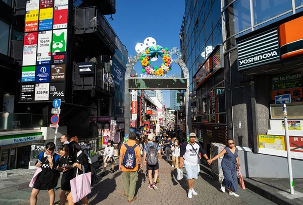 Foule de personnes marchant dans la rue Takeshita à Harajuku — Photo