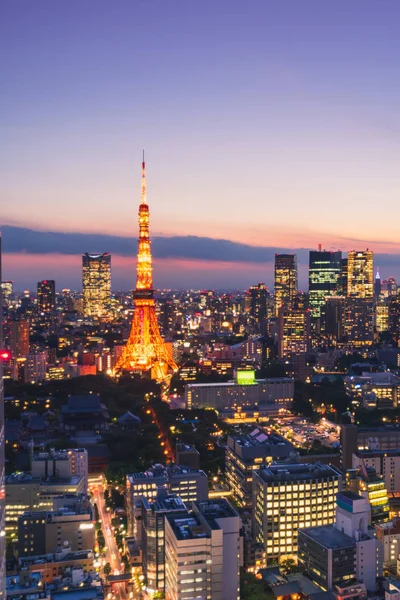Torre di Tokyo e paesaggio urbano di notte con un bel cielo a Tokyo , — Foto Stock