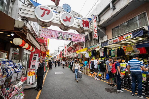 La gente che cammina al mercato Ameyoko. Ameya-Yokocho è una m all'aperto — Foto Stock