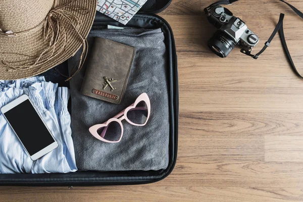 Traveler baggage with clothes and accessories, Travel vacation t — Stock Photo, Image