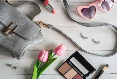 Makyaj ile kadın aksesuarları, kozmetik, beyaz ahşap fırça