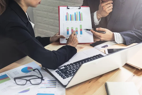 Medarbetare team brainstorming och möte för att diskutera och analys — Stockfoto