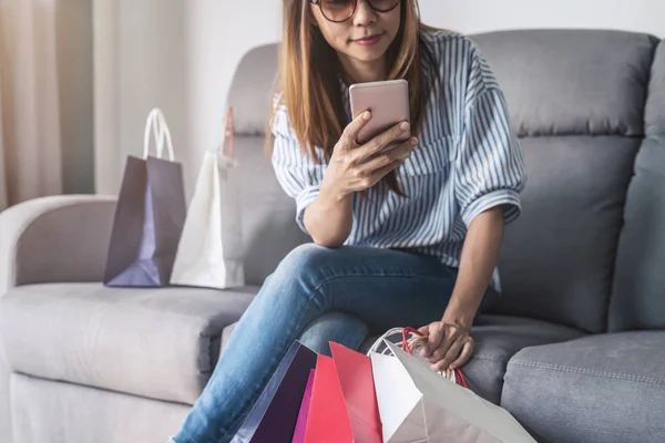 Gelukkig Aziatische vrouw met credit card en slimme telefoon — Stockfoto