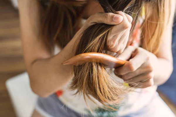 Mulher pentear cabelos emaranhados, conceito de problemas de cabelo — Fotografia de Stock