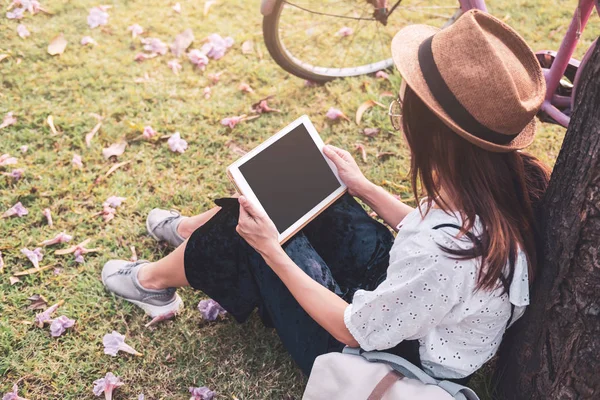 Junge Frau entspannt sich und nutzt Tablet und surft im Internet — Stockfoto