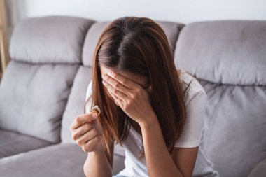 Hüsrana uğramış üzgün eş nikah yüzüğünü çıkarıyor, genç çift kardeş.