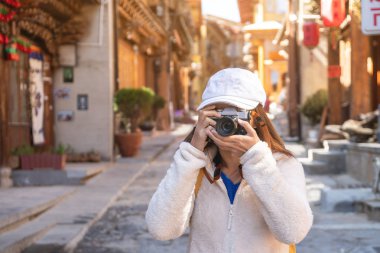 Genç kadın gezgin eski kasabada yürüyor, Şangri-la, Seyahat