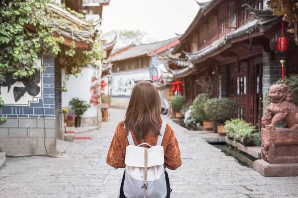 Jovem viajante caminhando na cidade velha de Lijiang, na China, Trave — Fotografia de Stock