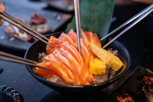 Gruppe von Menschen essen Sashimi in japanischem Restaurant — Stockfoto