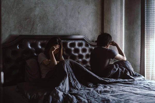 Bunalımlı Çift Evdeki Derk Yatak Odasında Baş Başa Oturmakta Sorun — Stok fotoğraf